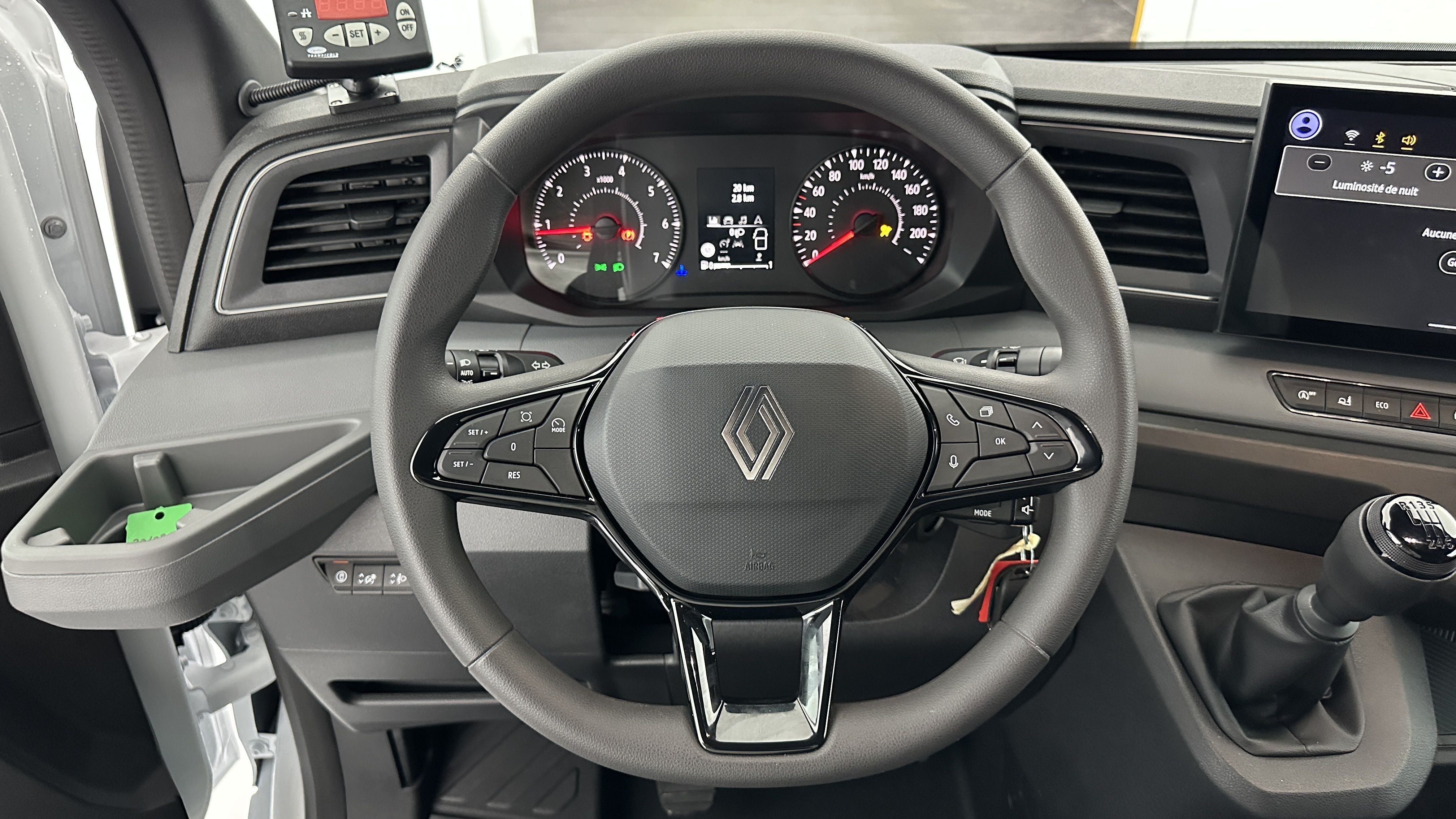 GLI00007235_p53 - RENAULT - MASTER - 2025 - photo 10