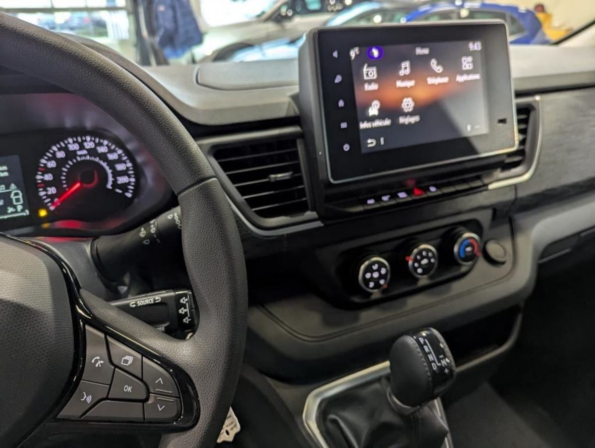 330012_p2 - RENAULT - TRAFIC - 2025 - photo 9