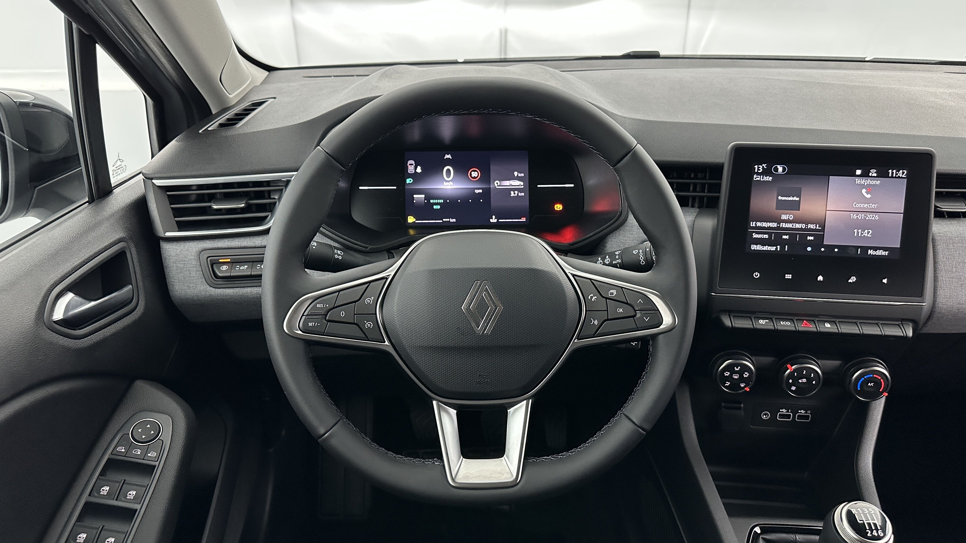 GLI00010434_p53 - RENAULT - CLIO - 2025 - photo 14