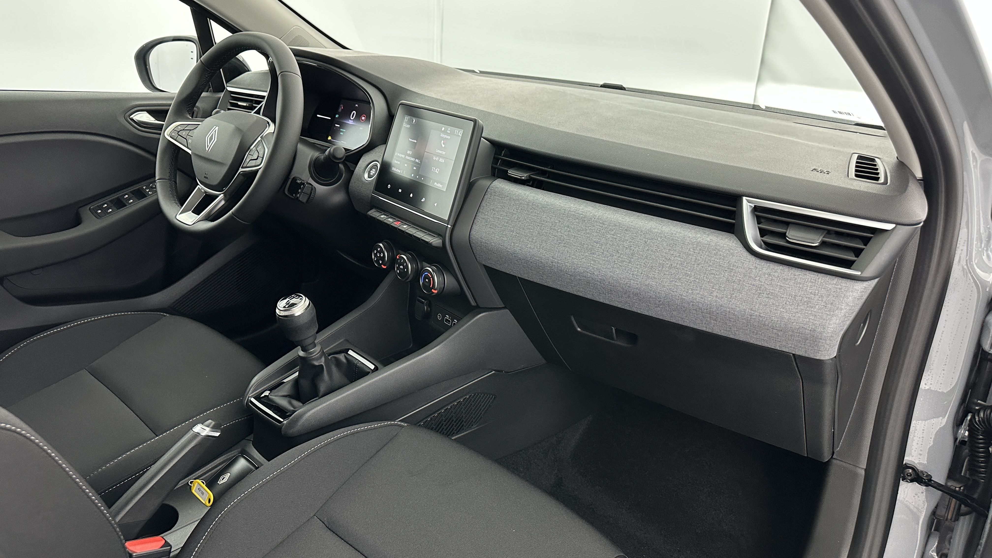 GLI00010432_p53 - RENAULT - CLIO - 2025 - photo 8