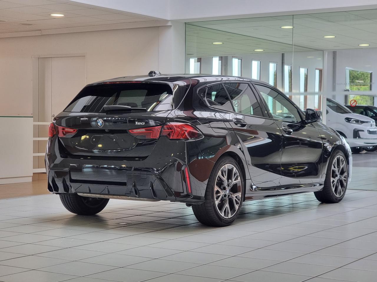 0679-0003284_p68 - BMW - SERIE 1 - 2025 - photo 2