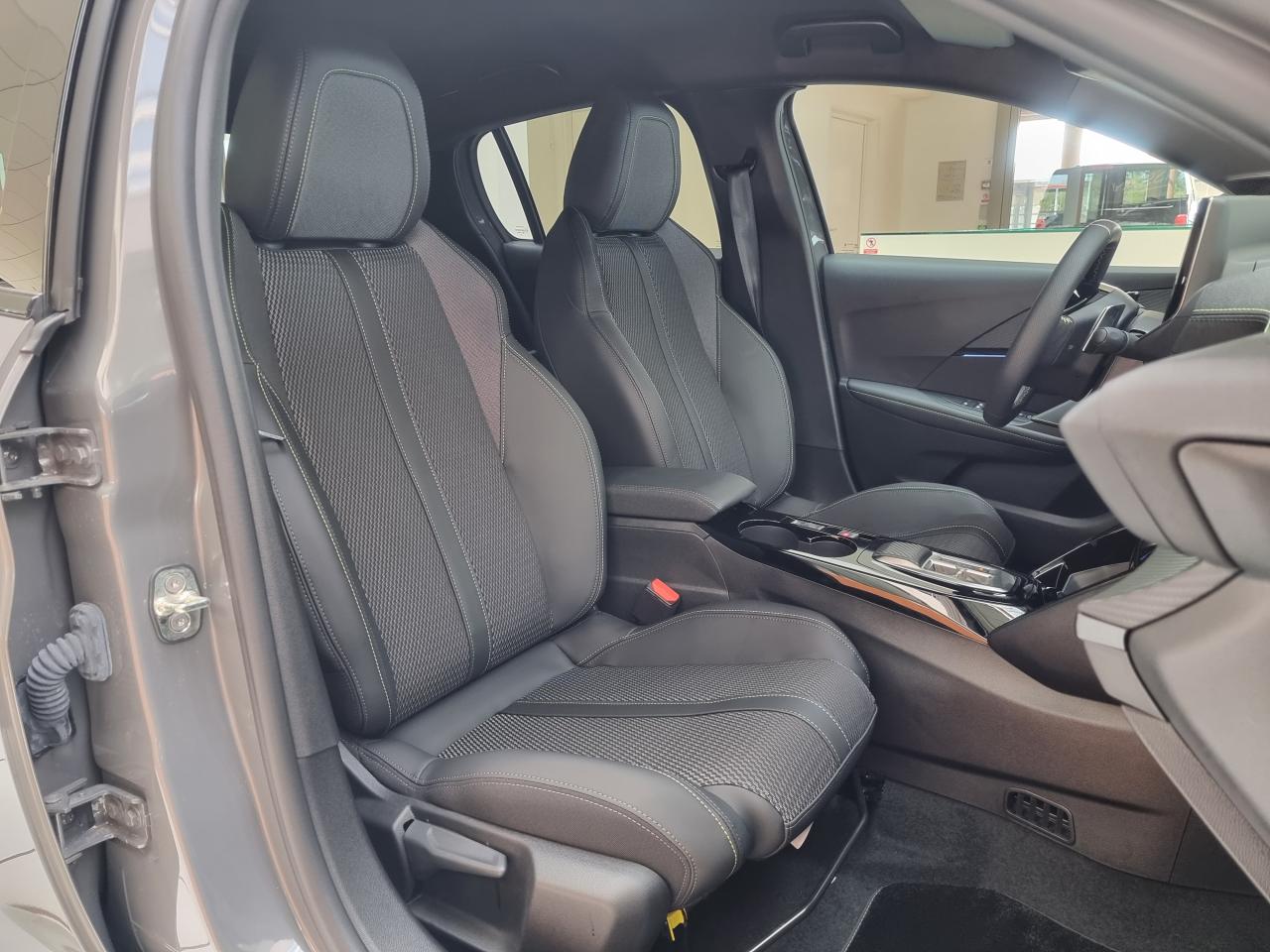 0679-0003375_p68 - PEUGEOT - 208 - 2025 - photo 10